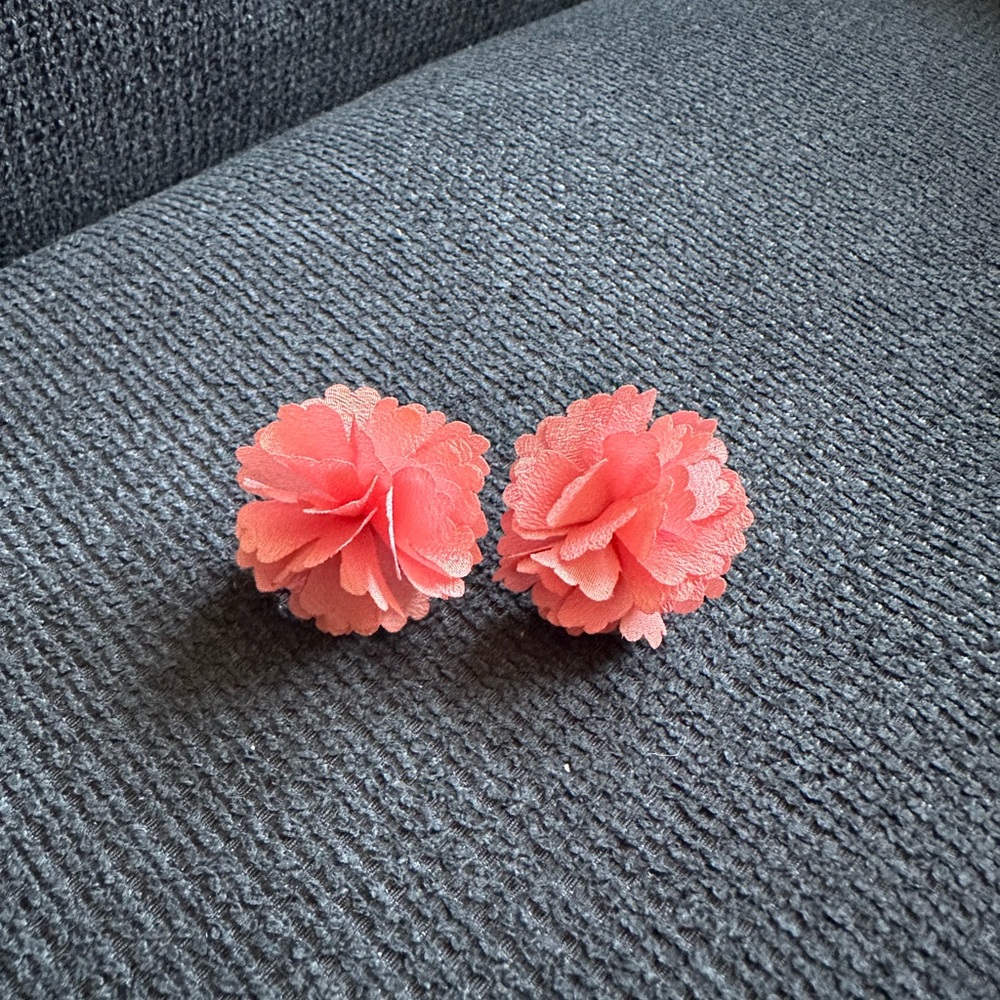 Lightweight flower earpiece- peach